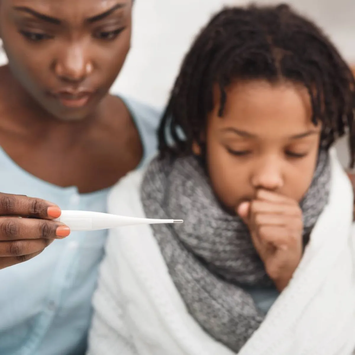 صورة لطفلة تسعل