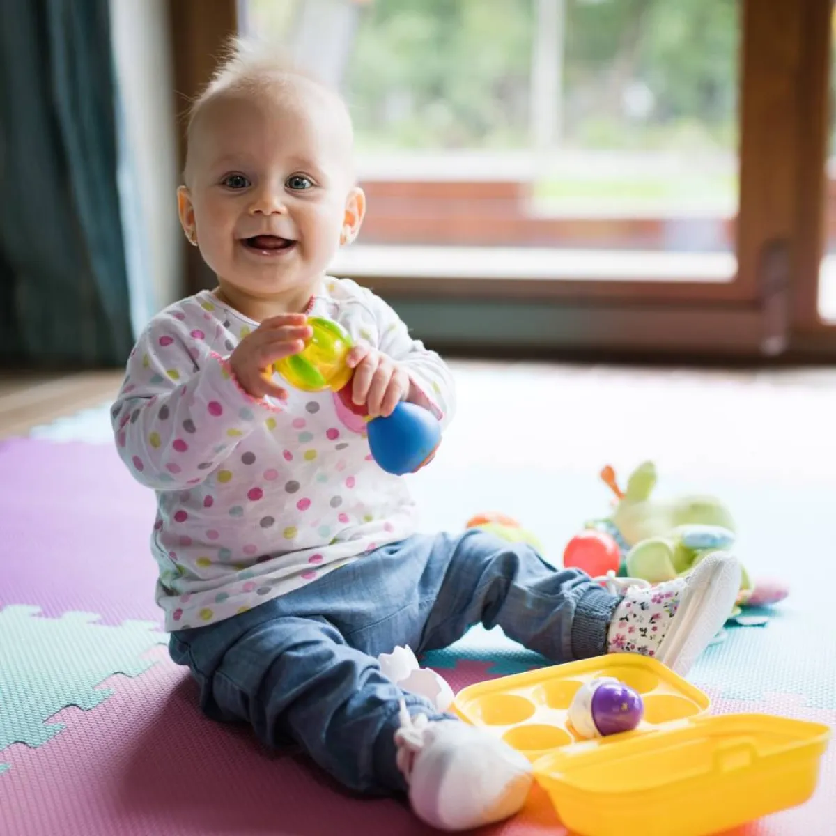 صورة لطفل يلعب