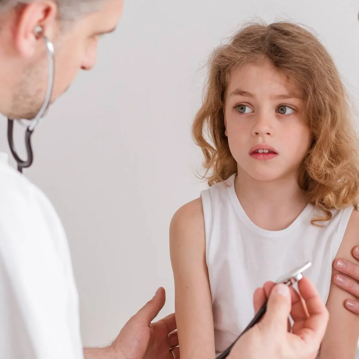 صورة لطفلة وطبيب