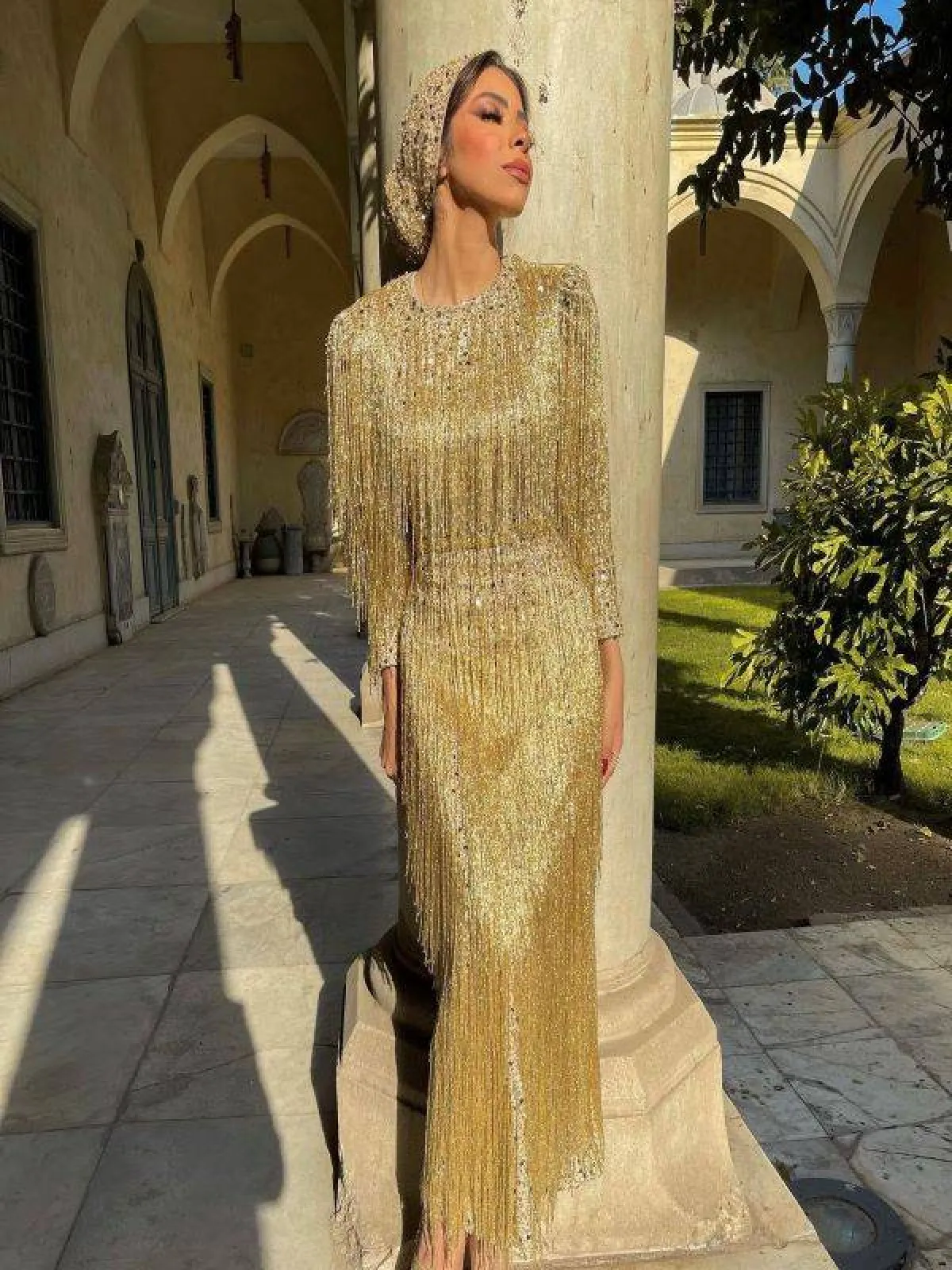 منة السني بفستان لامع