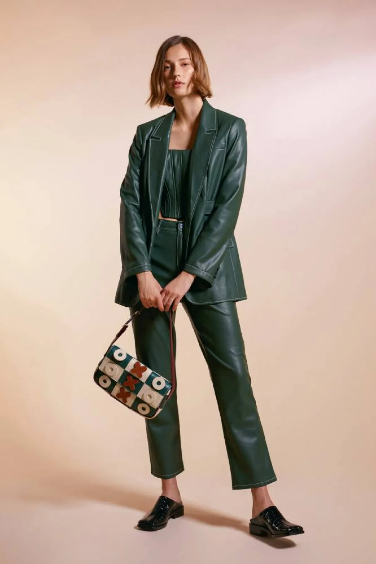 بدلات بتصاميم غير تقليدية