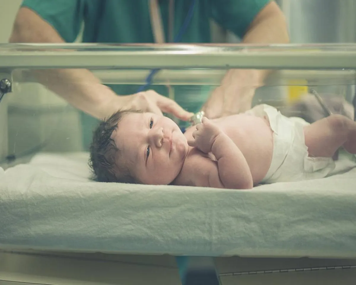 صورة لمولود يعاني من مشاكل صحية