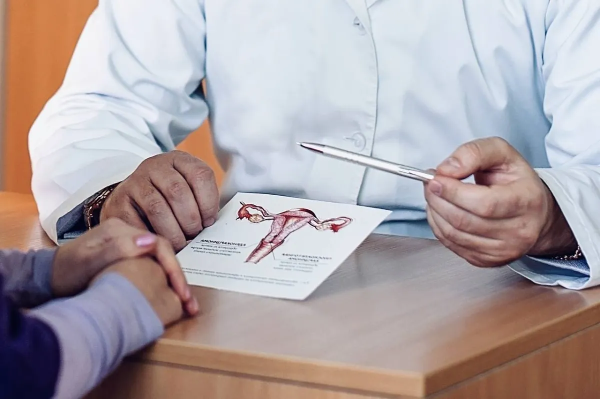 صورة لطبيب شرح للمرأة أسباب العقم