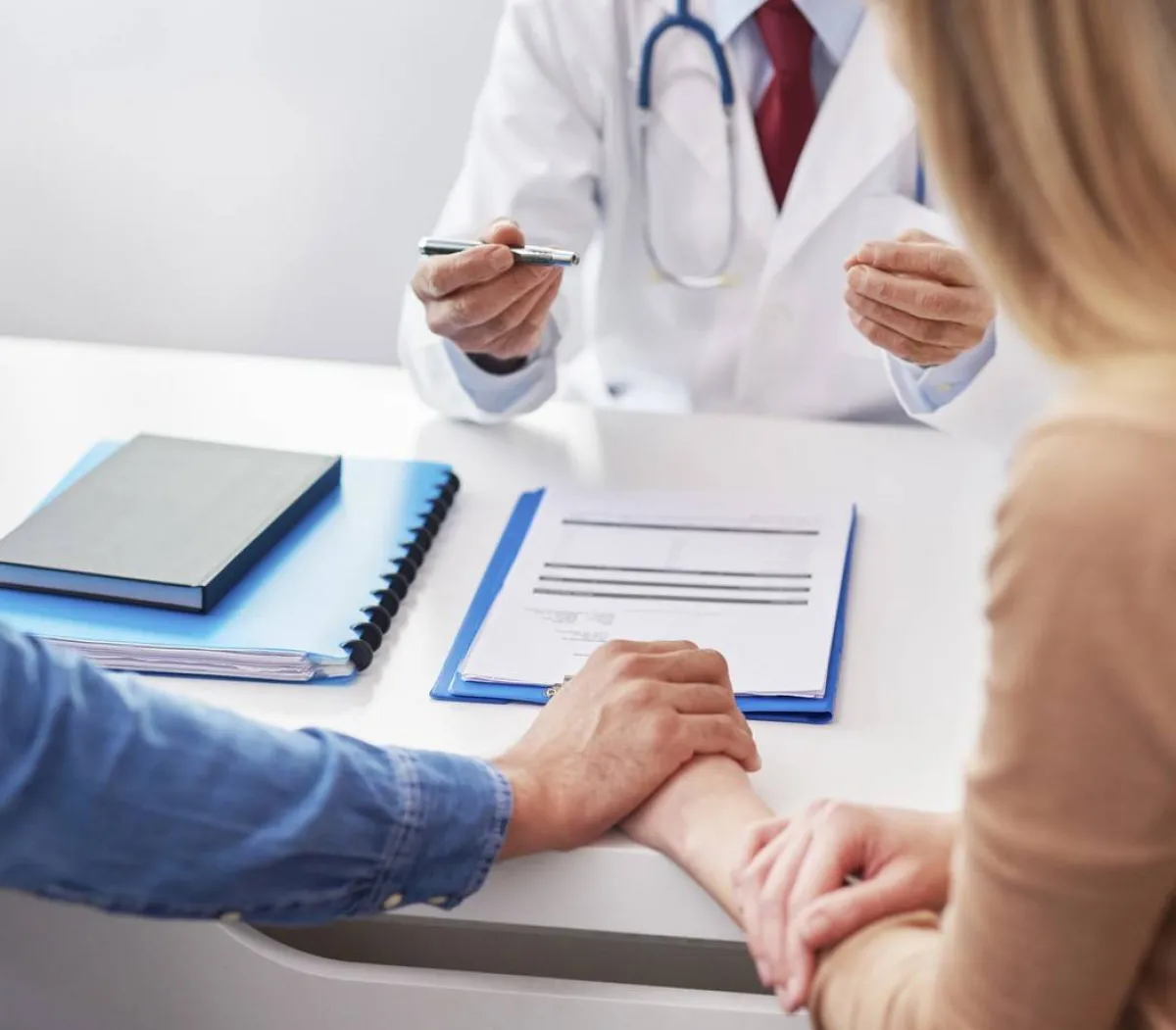 صورة لزوجين عند الطبيب