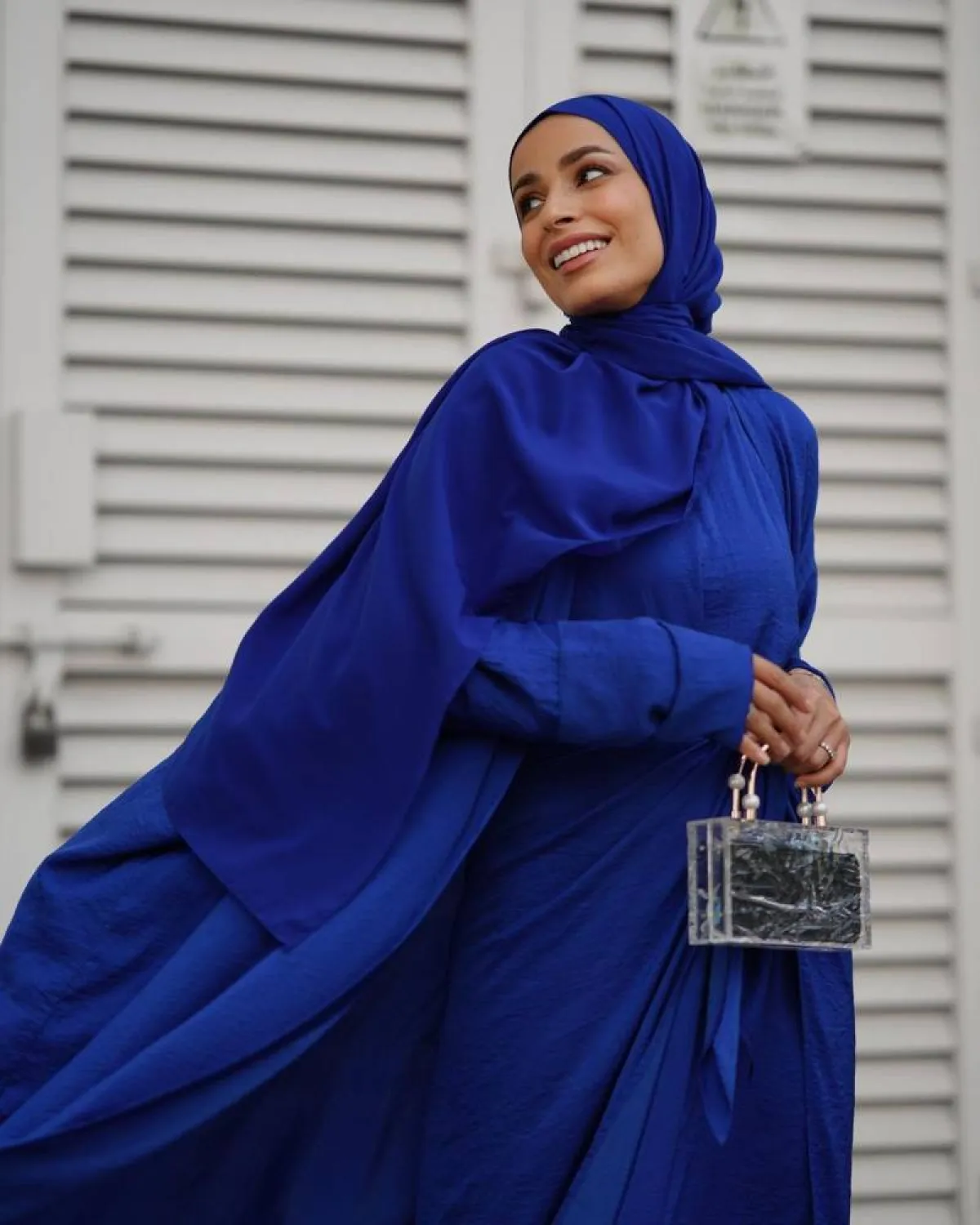 سمر شاكر بحقيبة سهرة بتصميم أبيض رخامي شفاف بيد معدنية باللون الفضي