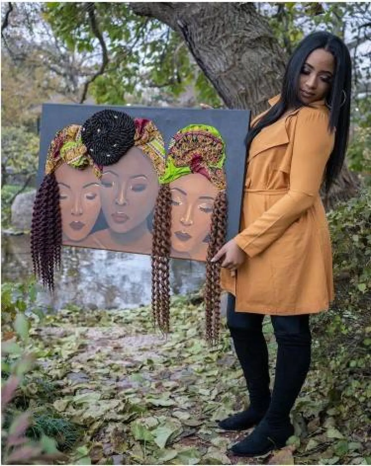 تايلر مع لوحاتها من الشعر الطبيعي