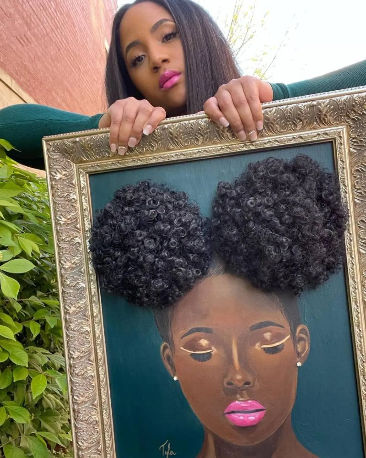 تايلر مع لوحاتها من الشعر الطبيعي