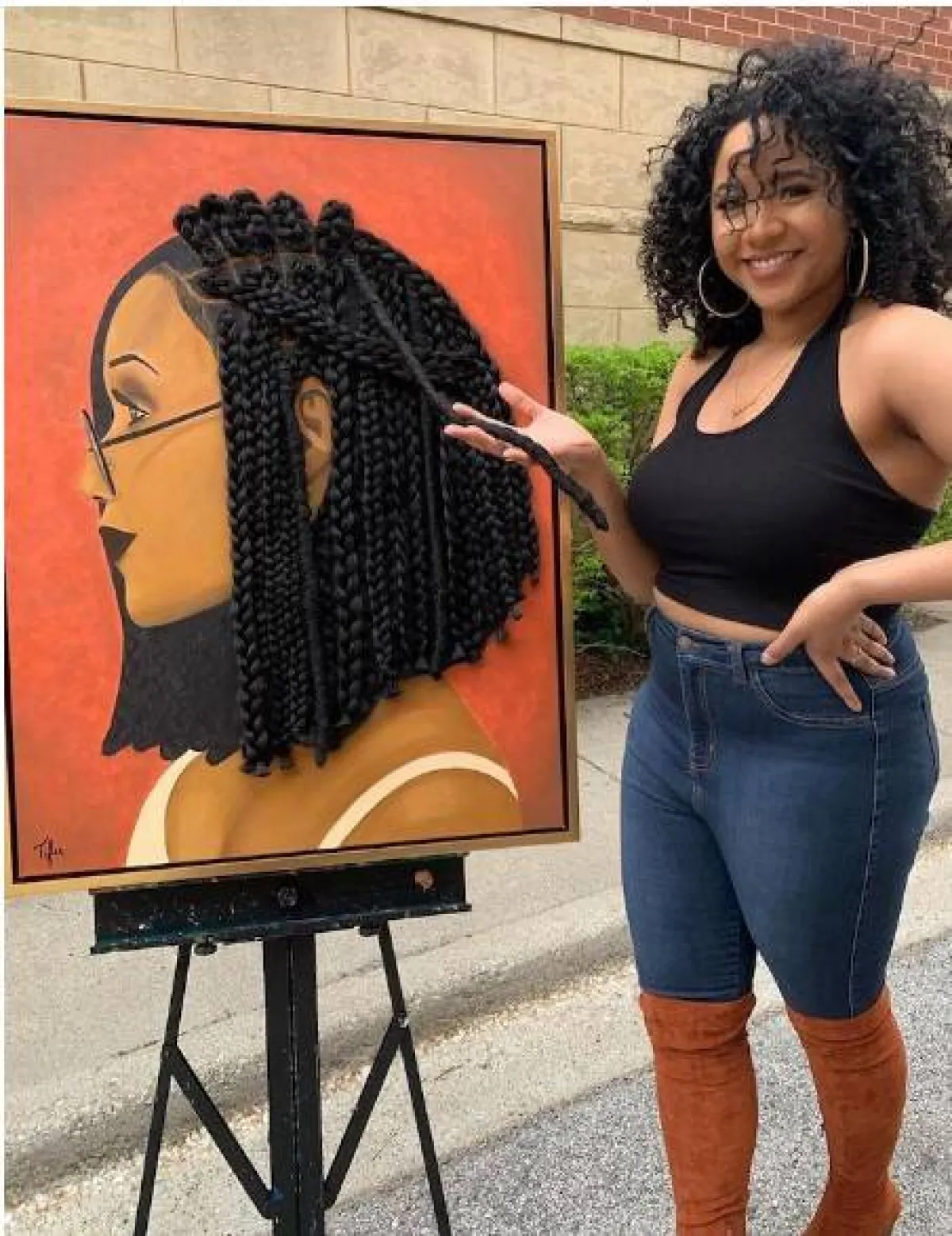 تايلر مع لوحاتها من الشعر الطبيعي