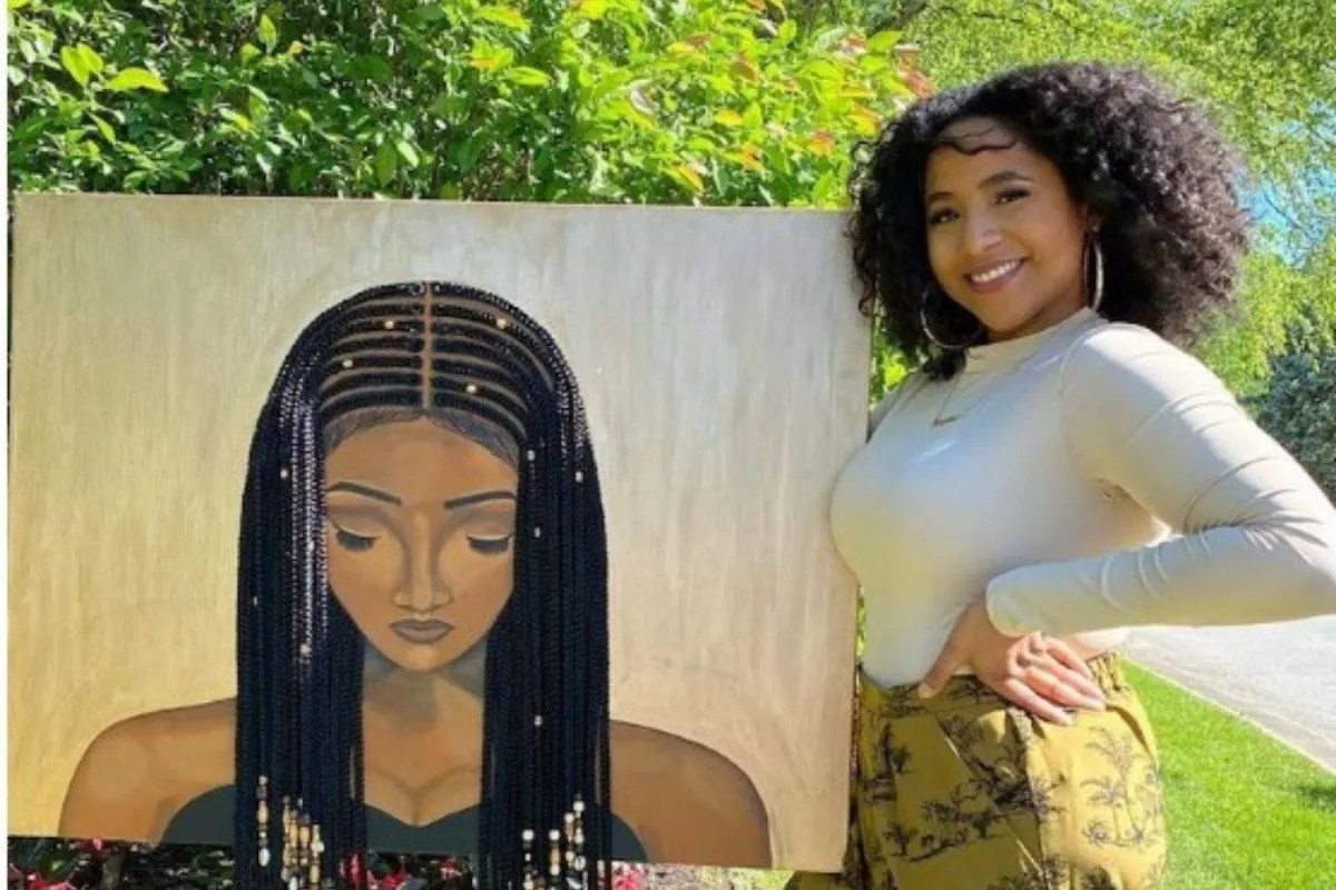 تايلر مع لوحاتها من الشعر الطبيعي