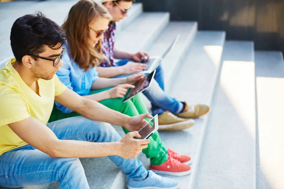 صورة لمراهقين يتابعون هواتفهم