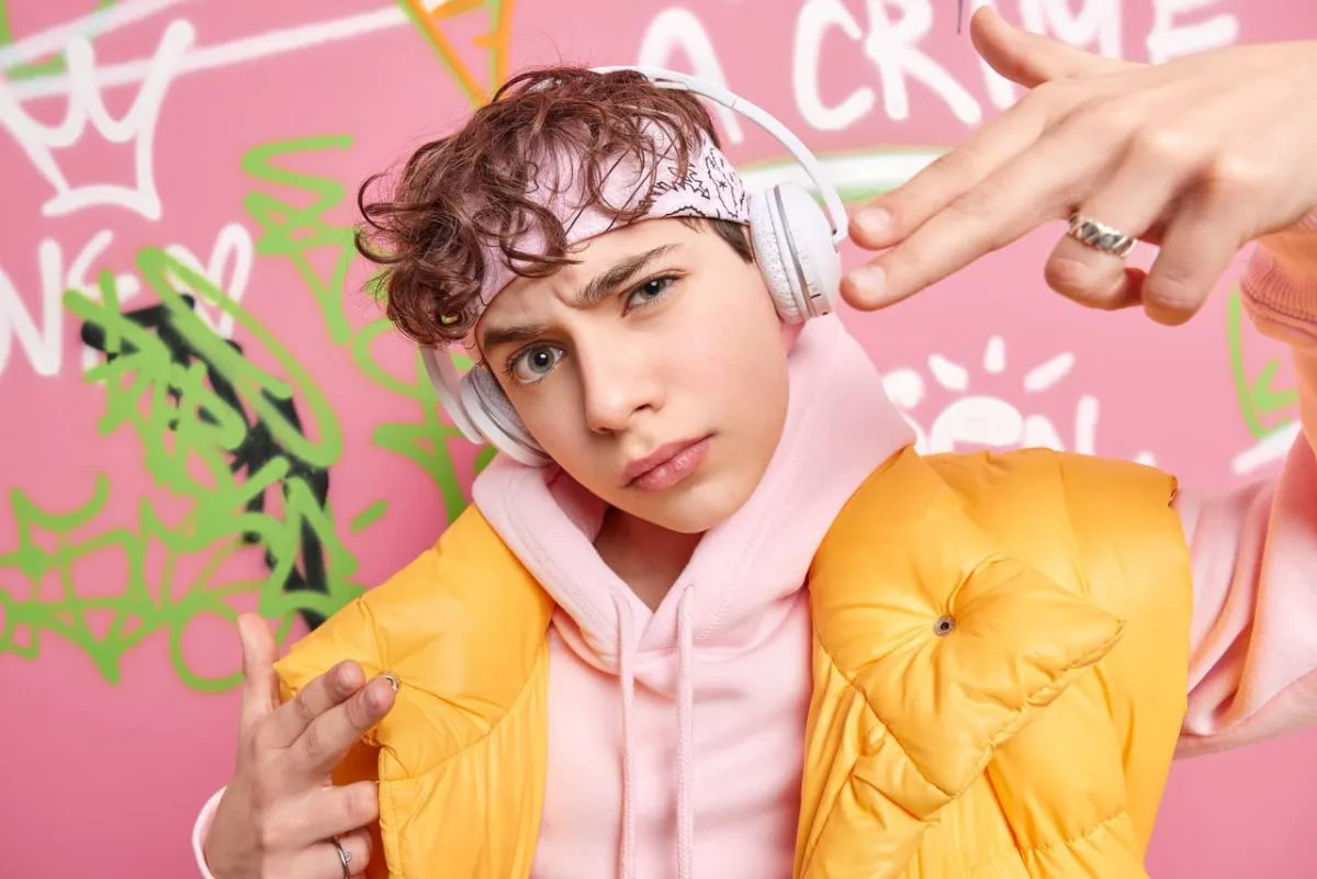 صورة لمراهق متمرد