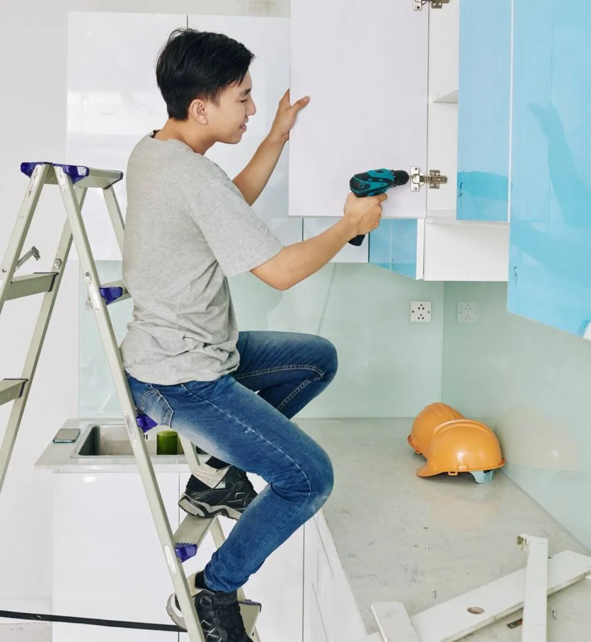 صورة لمراهق يقوم بأعمال تصليح المنزل