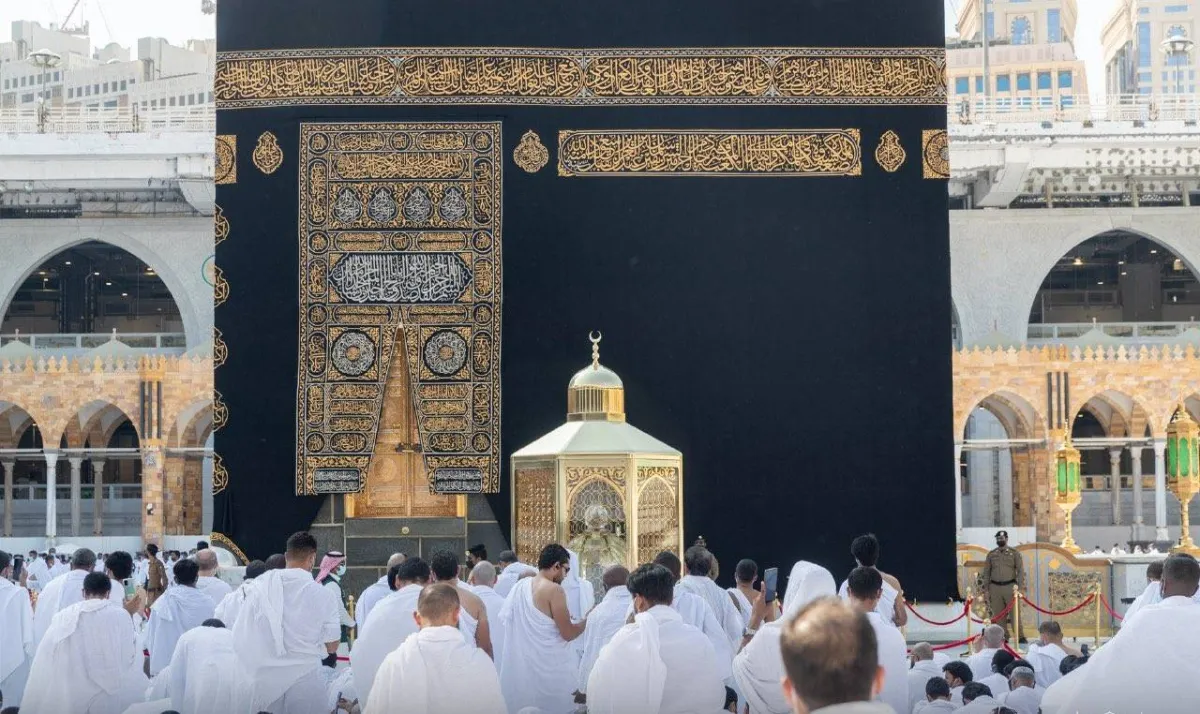 القمر يتعامد على الكعبة المشرفة فجر غد الخميس