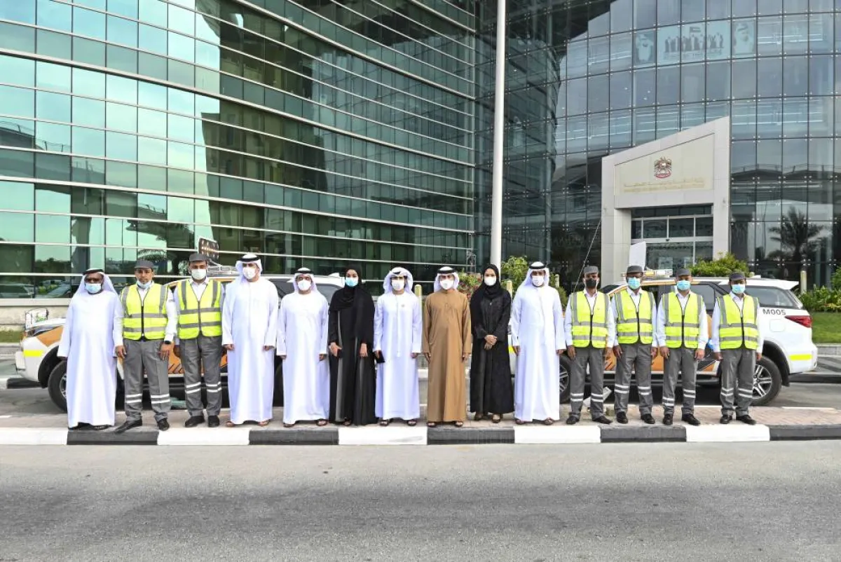 وزير الطاقة والحضور الذين شهدوا الإطلاق. الصورة من "وام"