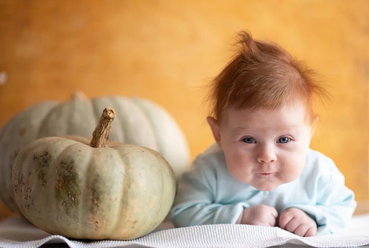 صورة مولود يرفع رأسه