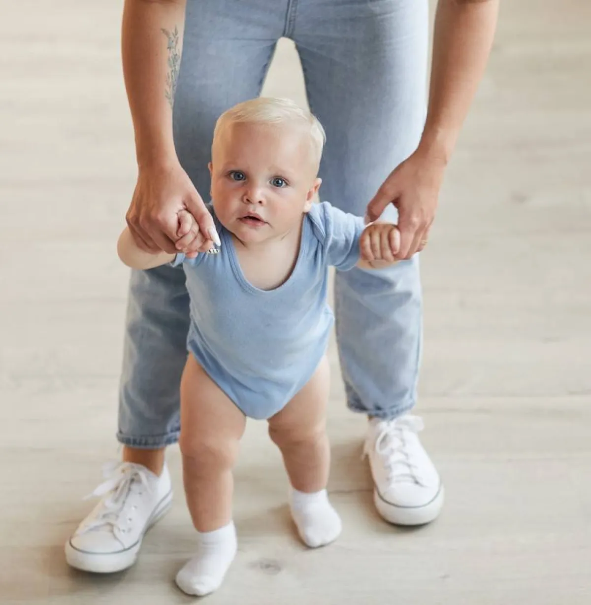 صورة لطفل يحاول المشي