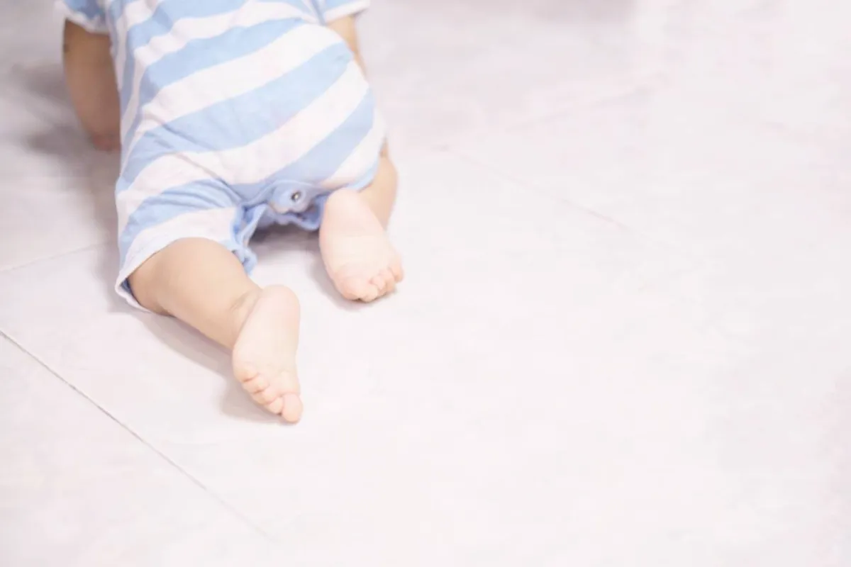 صورة لطفل يزحف