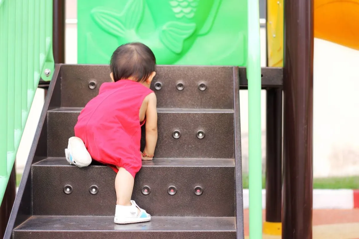 صورة لطفل يصعد على الدرج