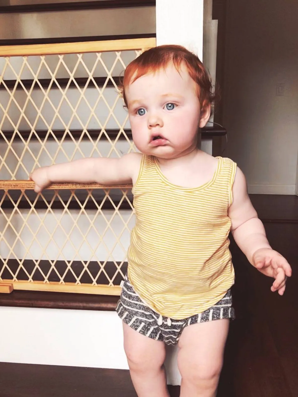 صورة طفل يقف متوازناً