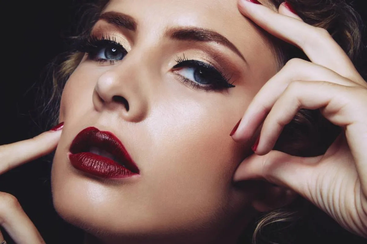 كيفية تطبيق مكياج حفل زفاف ليلة رأس السنة 2022