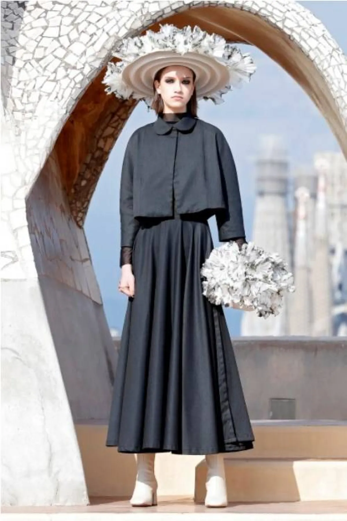 البوت الأبيض مع إطلالة باللون الأسود من الفارو كالافات  Alvaro Calafat