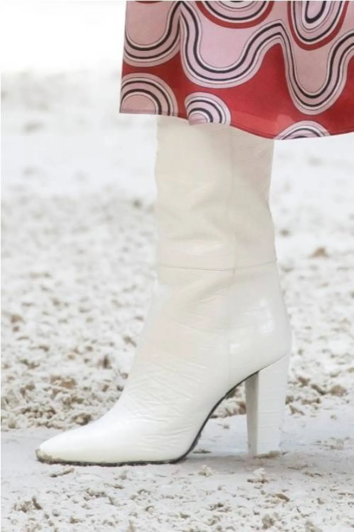 بوت أبيض مرتفع الكاحل من لونشان  Longchamp