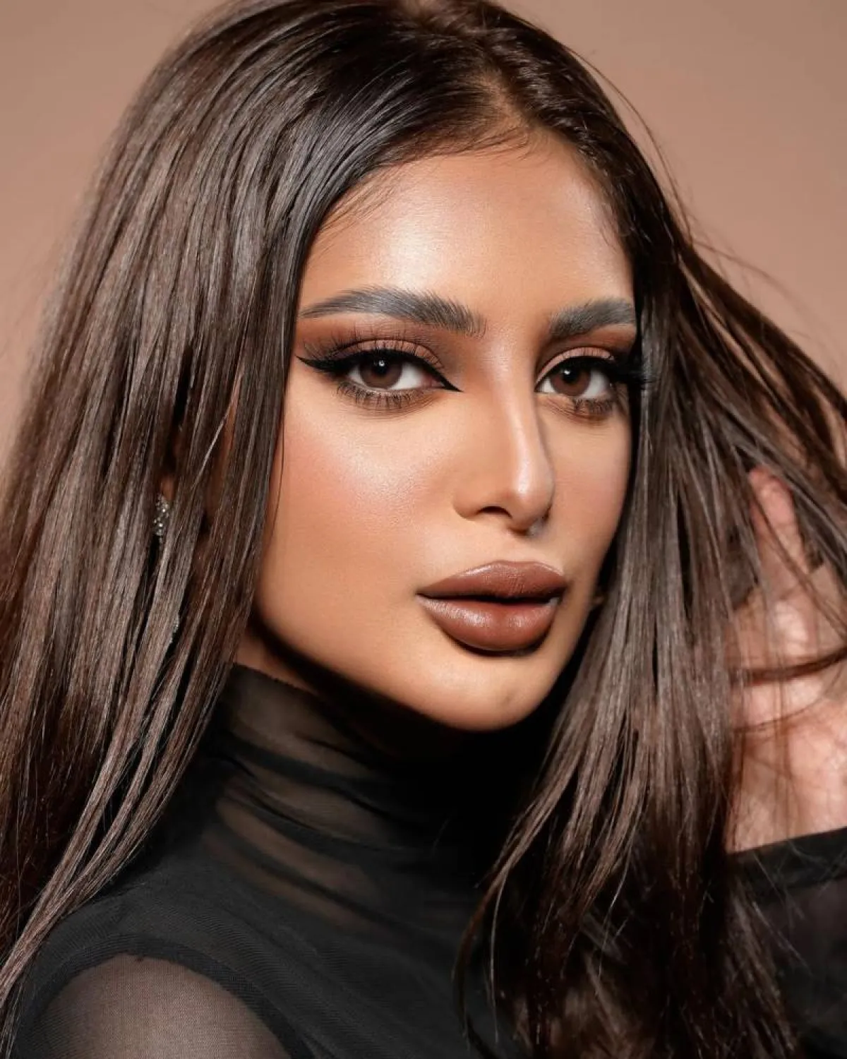 مكياج عيون قوي زجريء باللون البني