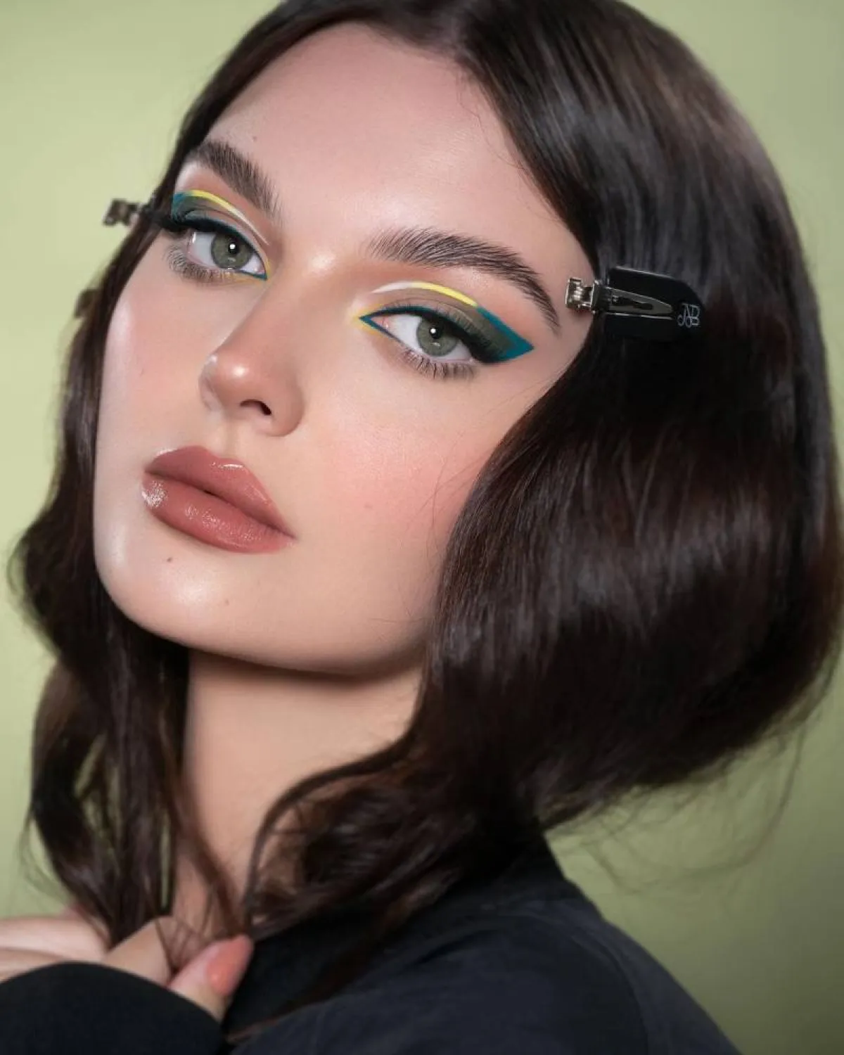 مكياج عيون قوي وجريء باللون الأخضر والأصفر