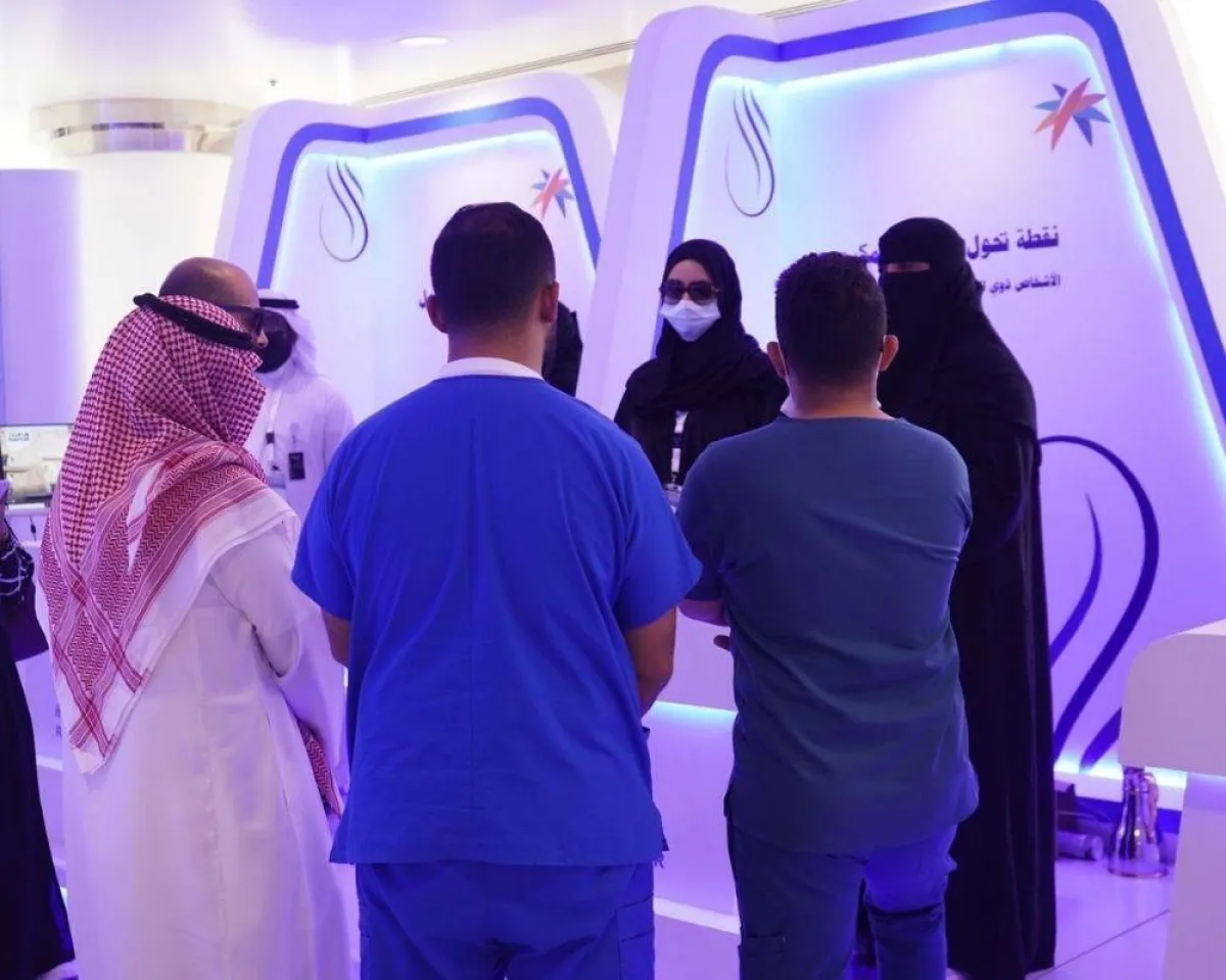 عدد من الزوار يستمعون لشرح أهداف الفريق