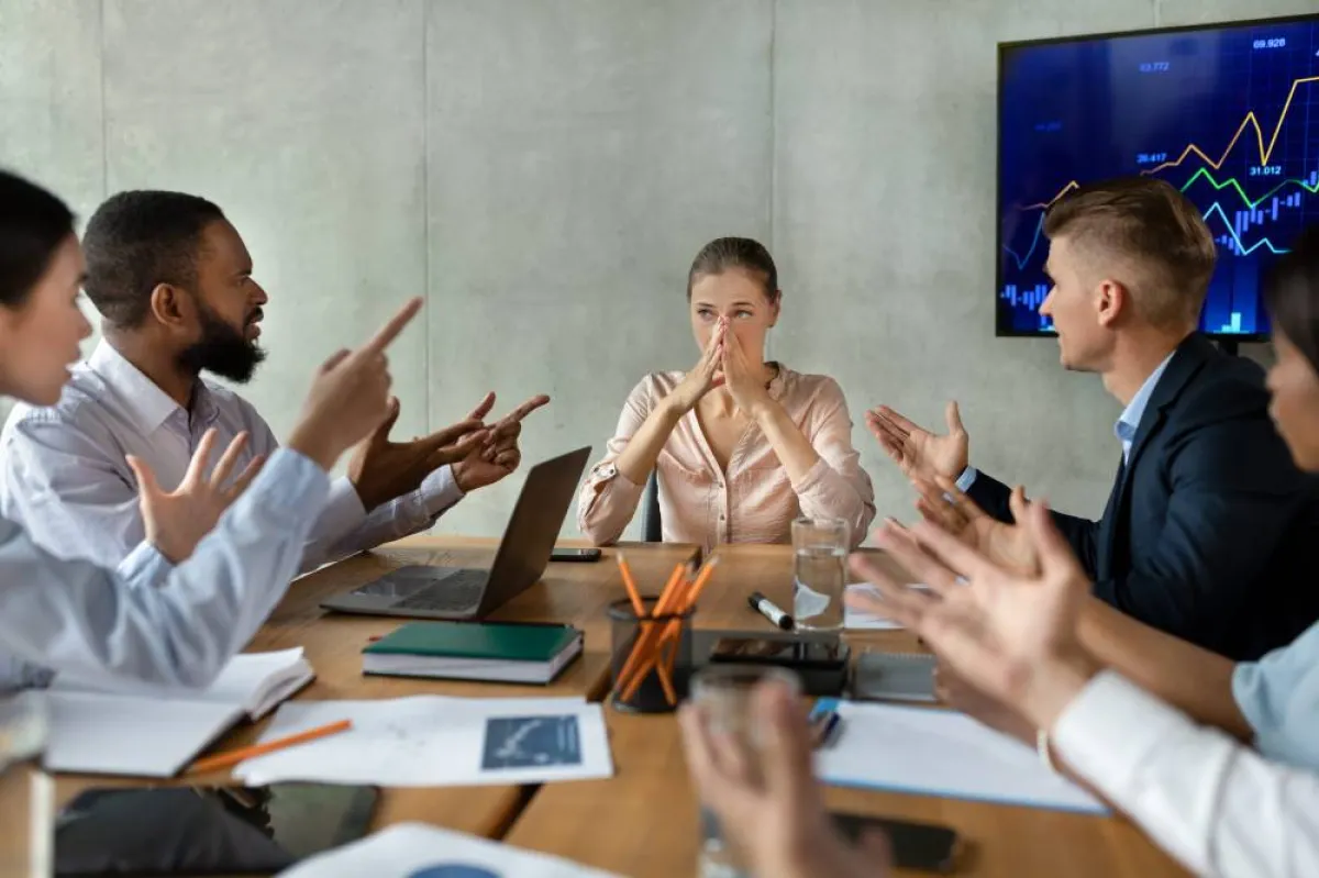 الصدمات في مكان العمل، تشتمل على الضغوط التنظيمية، التي تتمظهر في التنمّر