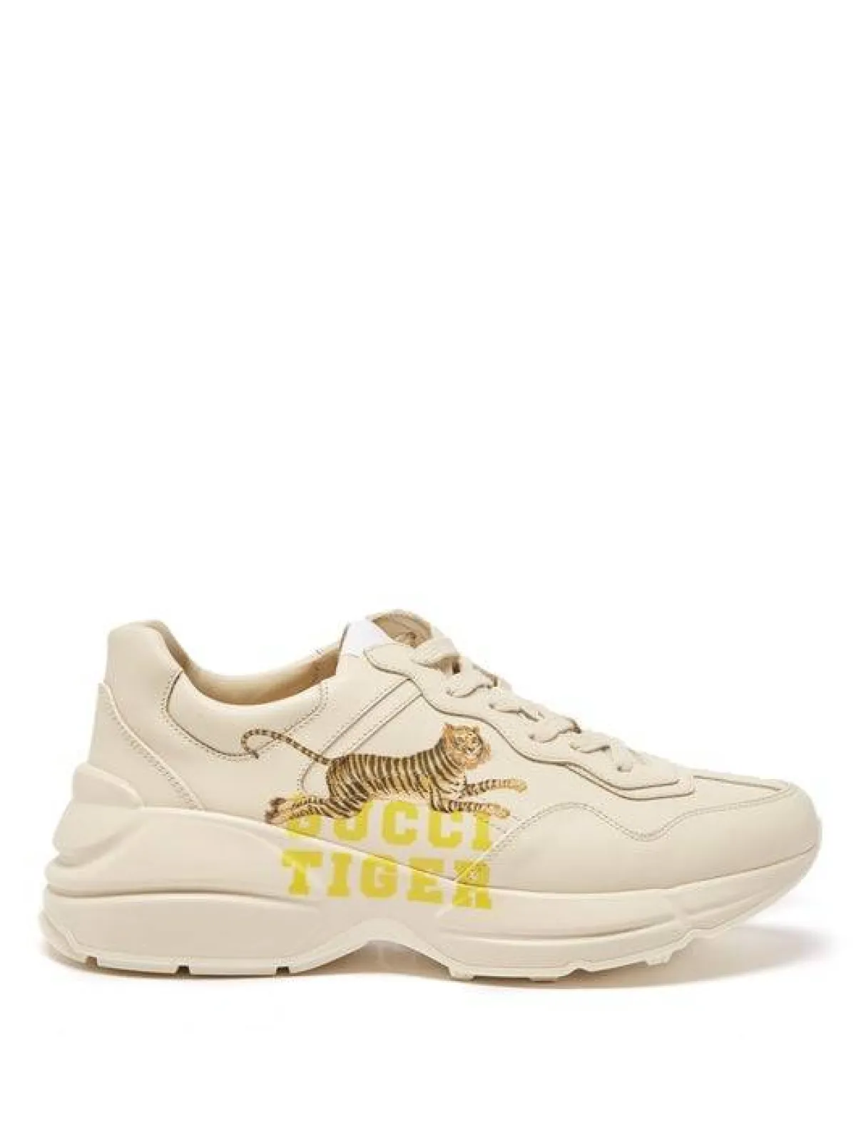 أحذية رياضية لإطلالات عصرية