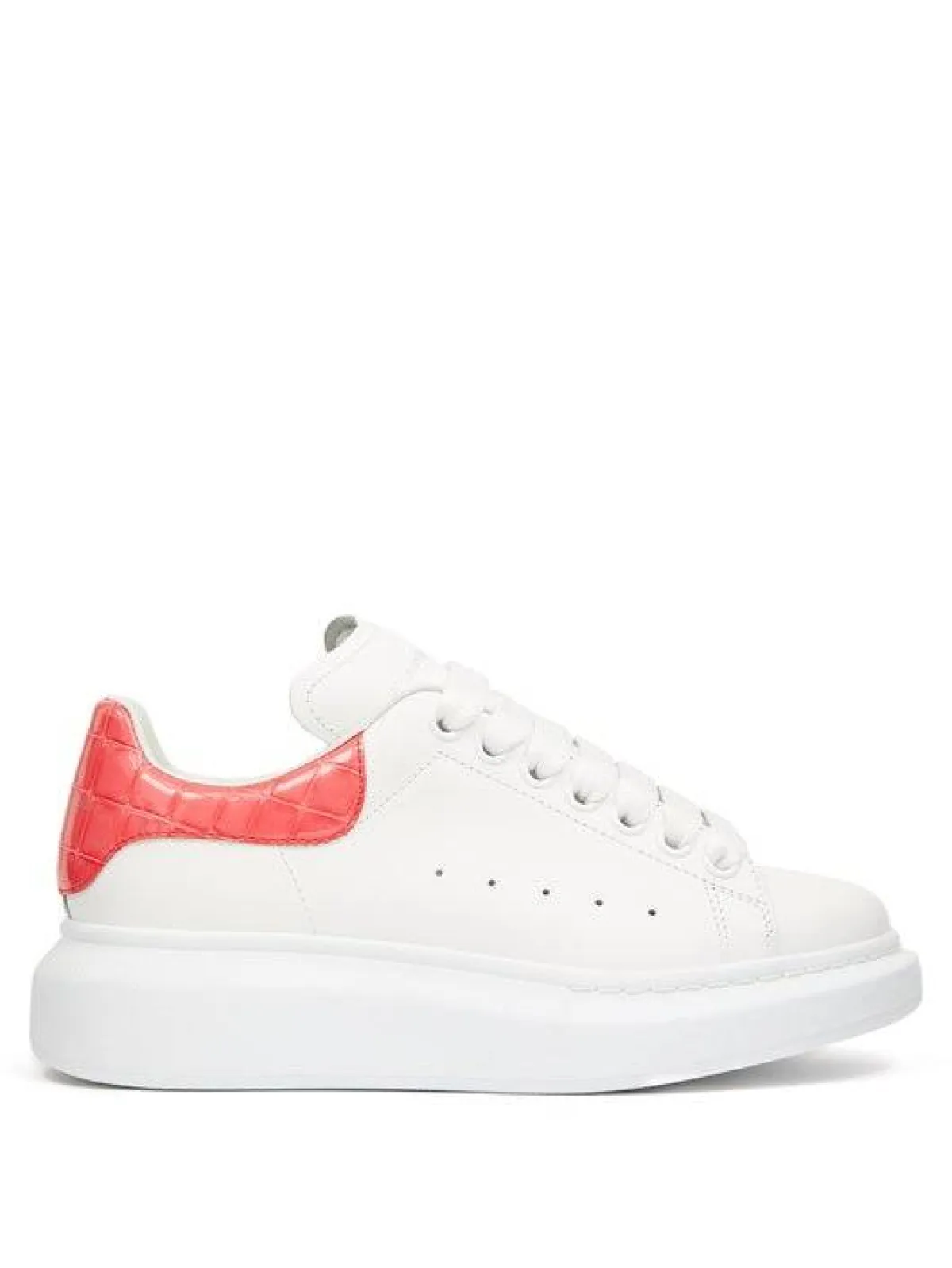 أحذية رياضية لإطلالات عصرية