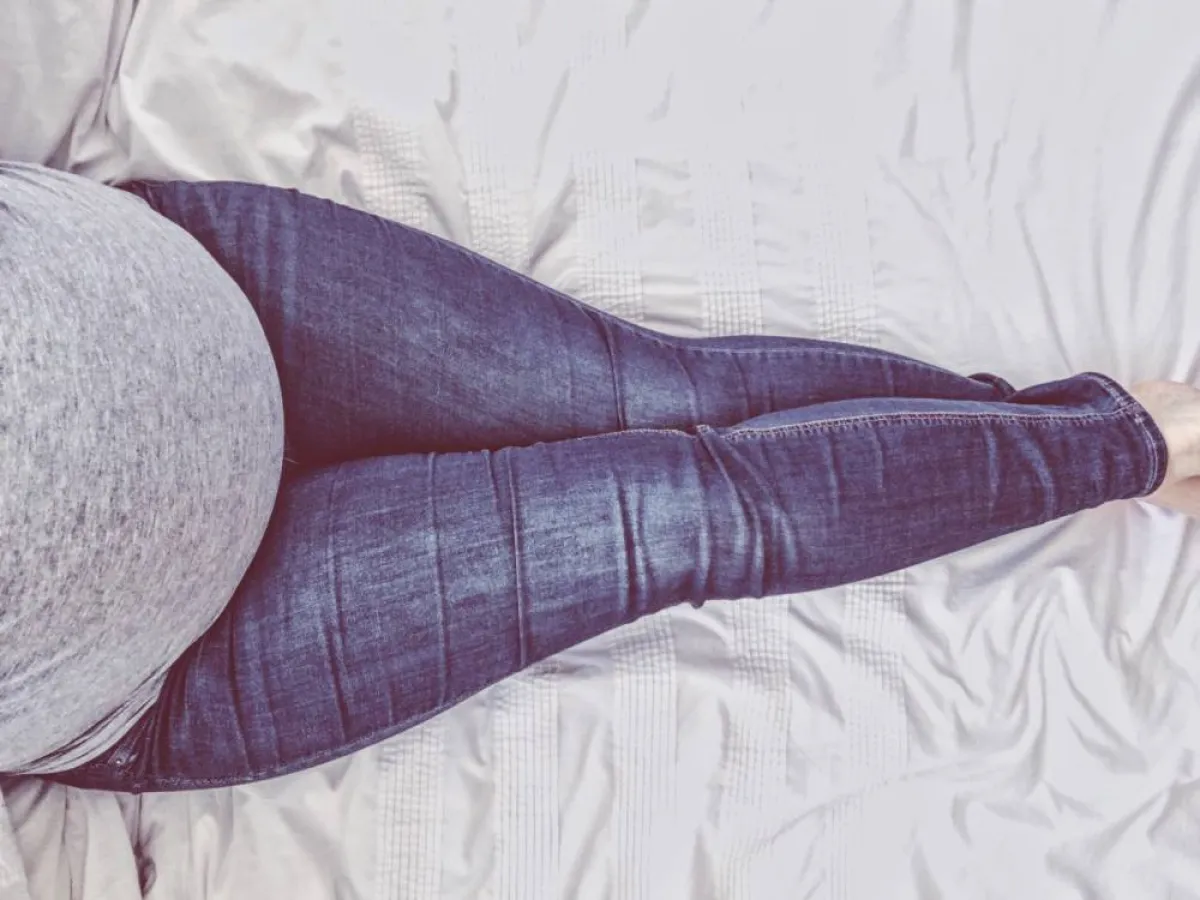 صورة لحامل ترتدي ملابس ضيقة قد تؤدي لأن تصاب بالبواسير ودوالي الساقين