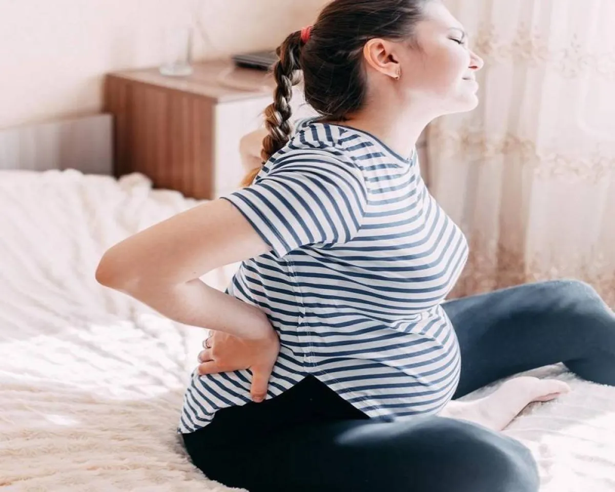صورة لحامل تعاني من آلام الظهر 