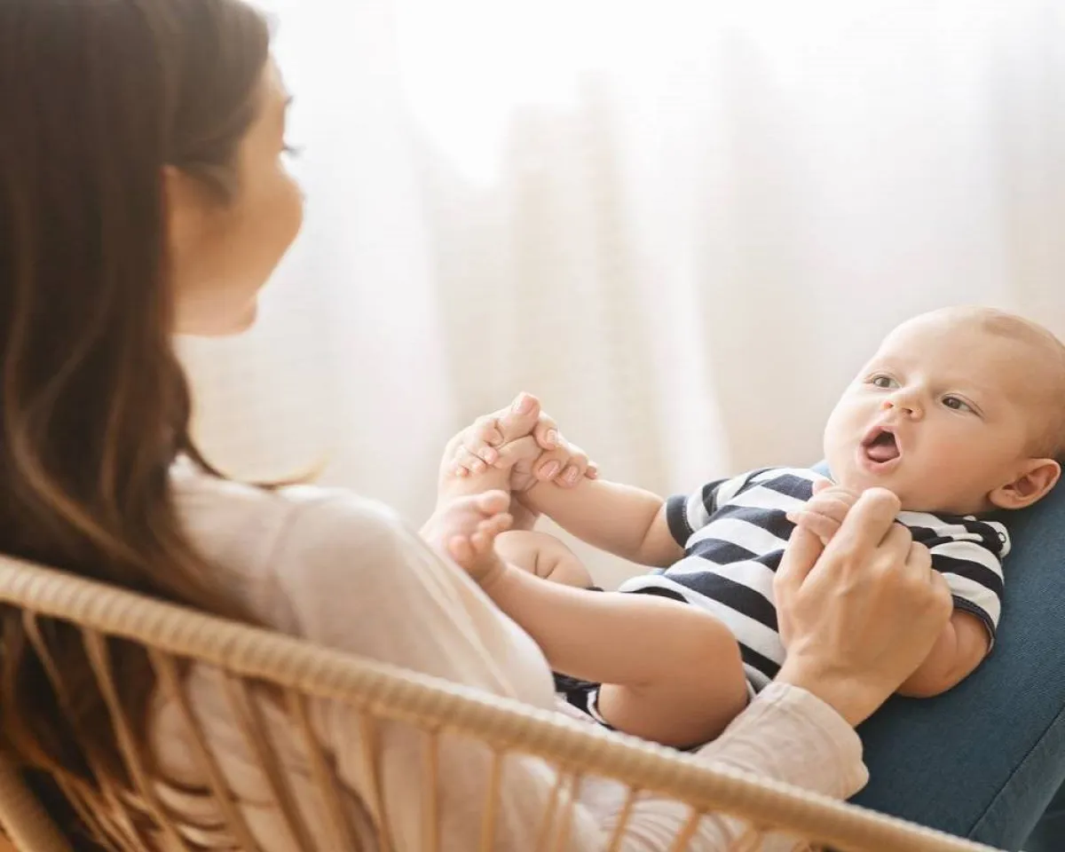 صورة لأم تقوم بمداعبة طفلها