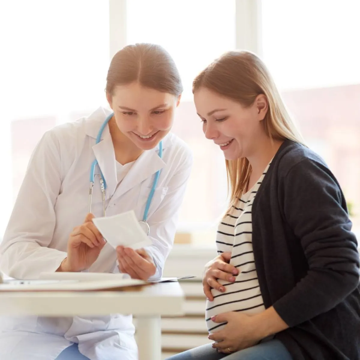 صورة لحامل وطبيبة