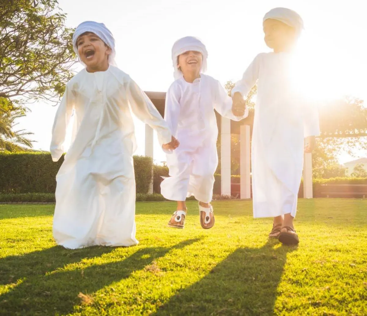 صورة أطفال بالزي الخليجي