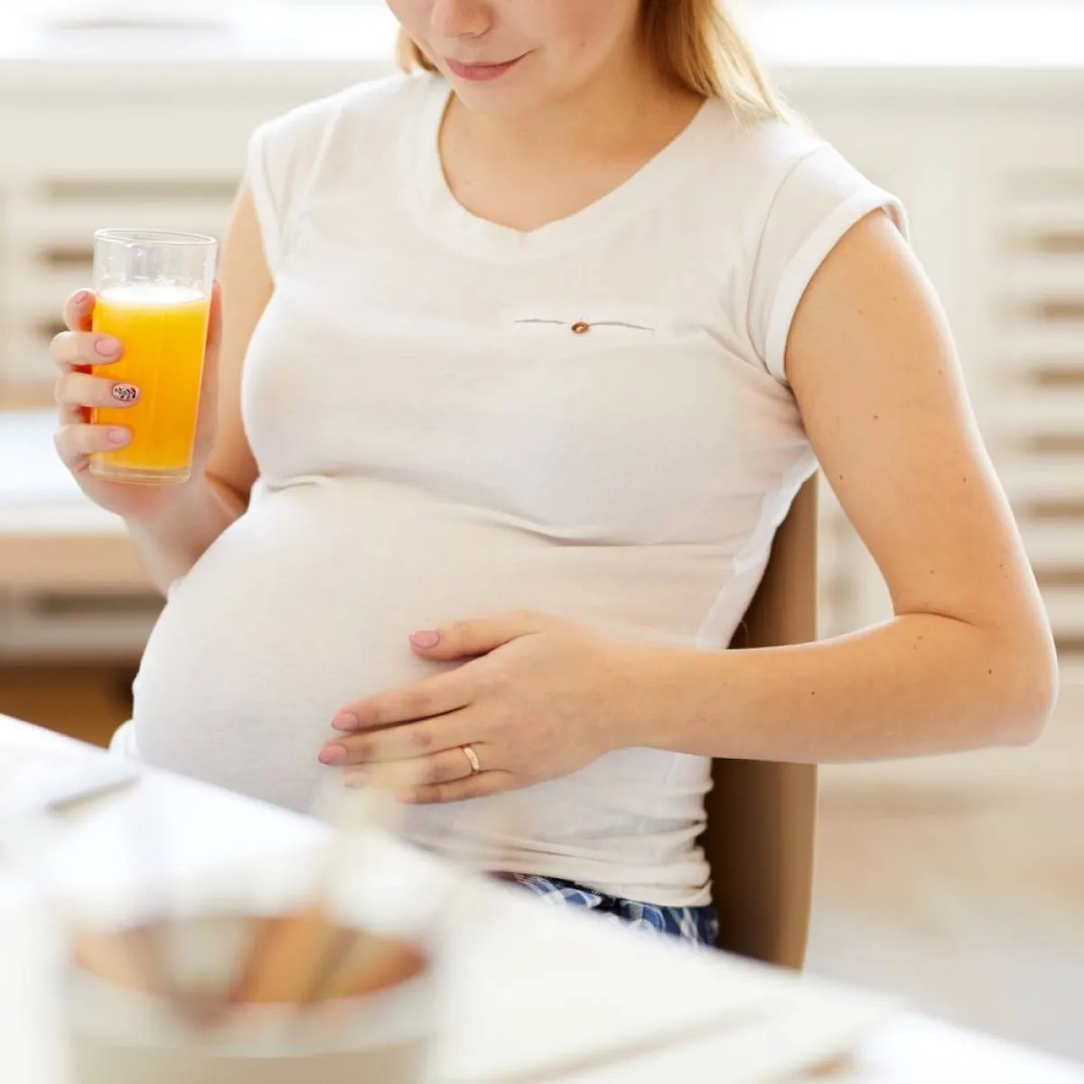 صورة لحامل تشرب عصير