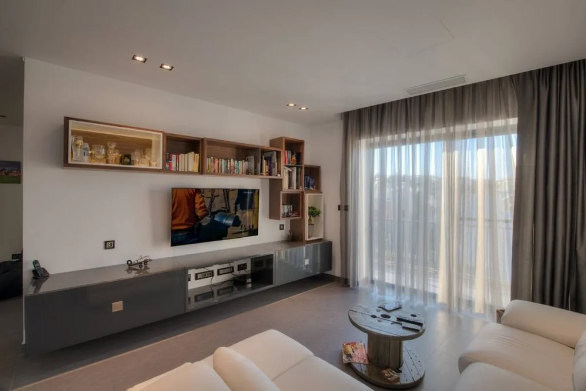 شاشة التلفاز معلّقة على الحائط