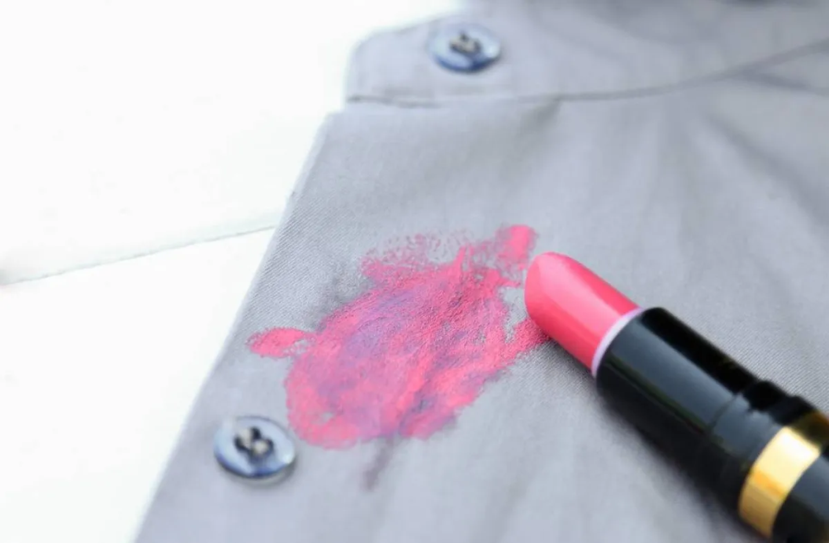  بقع أحمر الشفاه على الملابس