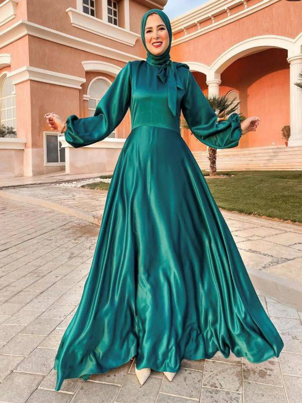 جهاد البنا بفستان ساتان