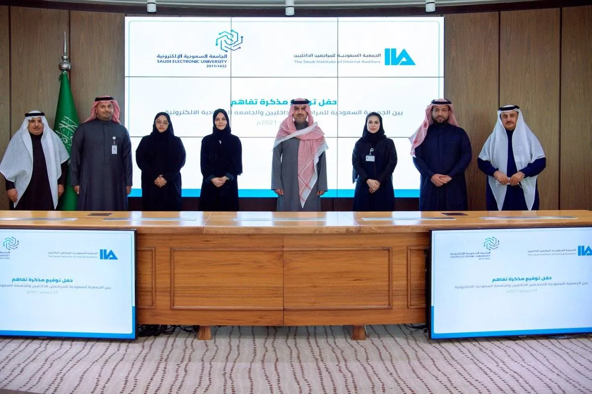الجامعة السعودية الإلكترونية وجمعية المراجعين الداخليين توقعان مذكرة تفاهم في المجال العلمي والتطوير المهني - الصورة من حساب الجمعية على تويتر
