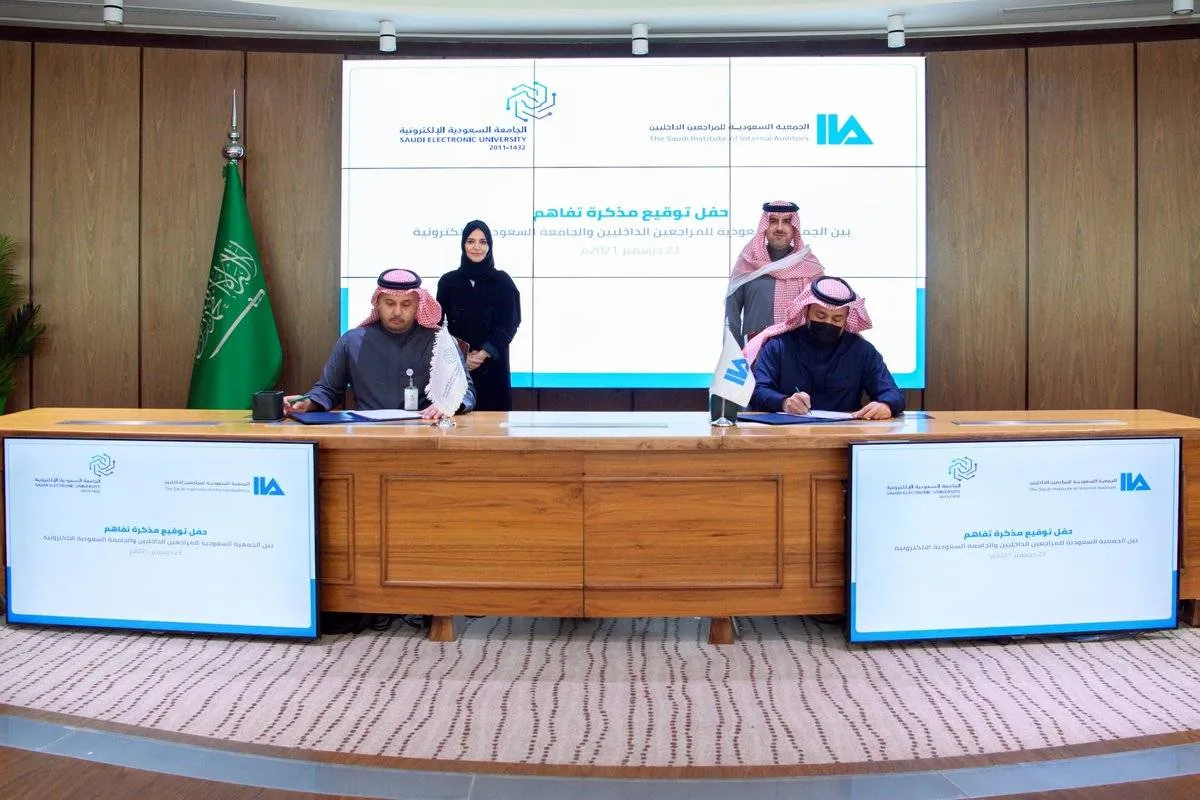 الجامعة السعودية الإلكترونية وجمعية المراجعين الداخليين توقعان مذكرة تفاهم في المجال العلمي والتطوير المهني - الصورة من حساب الجمعية على تويتر