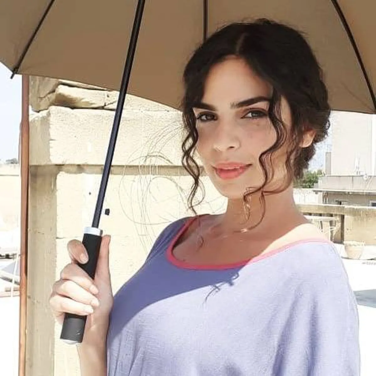 تسريحة الكعكة المنخفضة مع الخصلات الكيرلي الأمامية من ريتا حايك