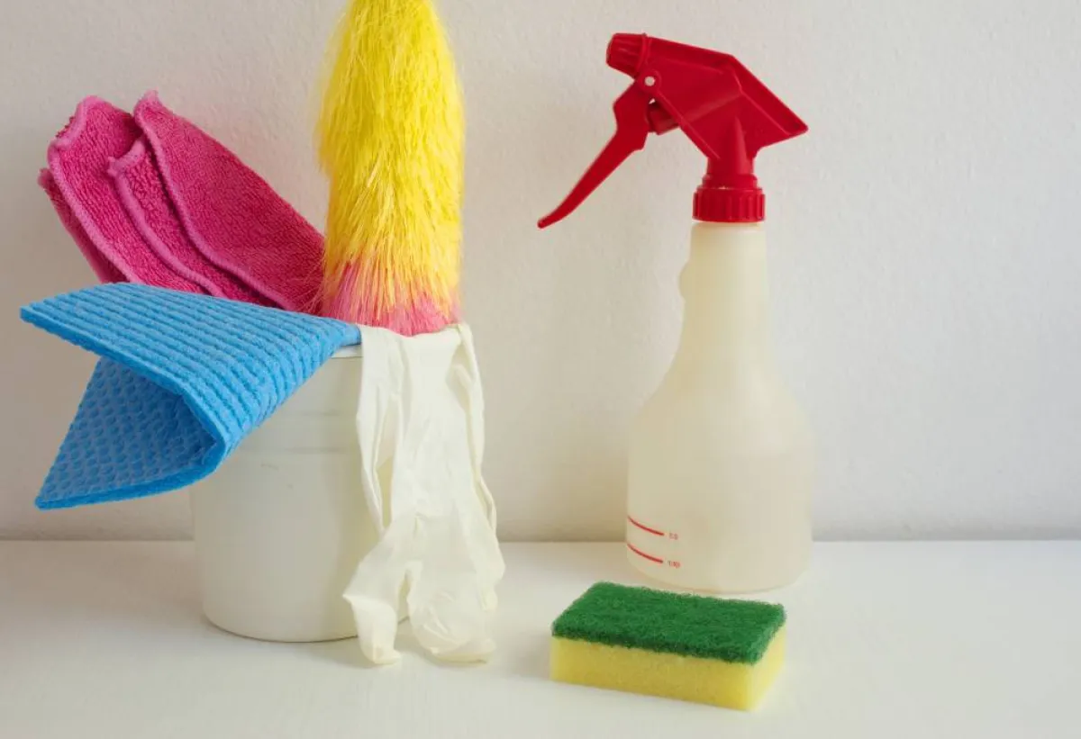 أدوات مستخدمة في تنظيف الحوائط  