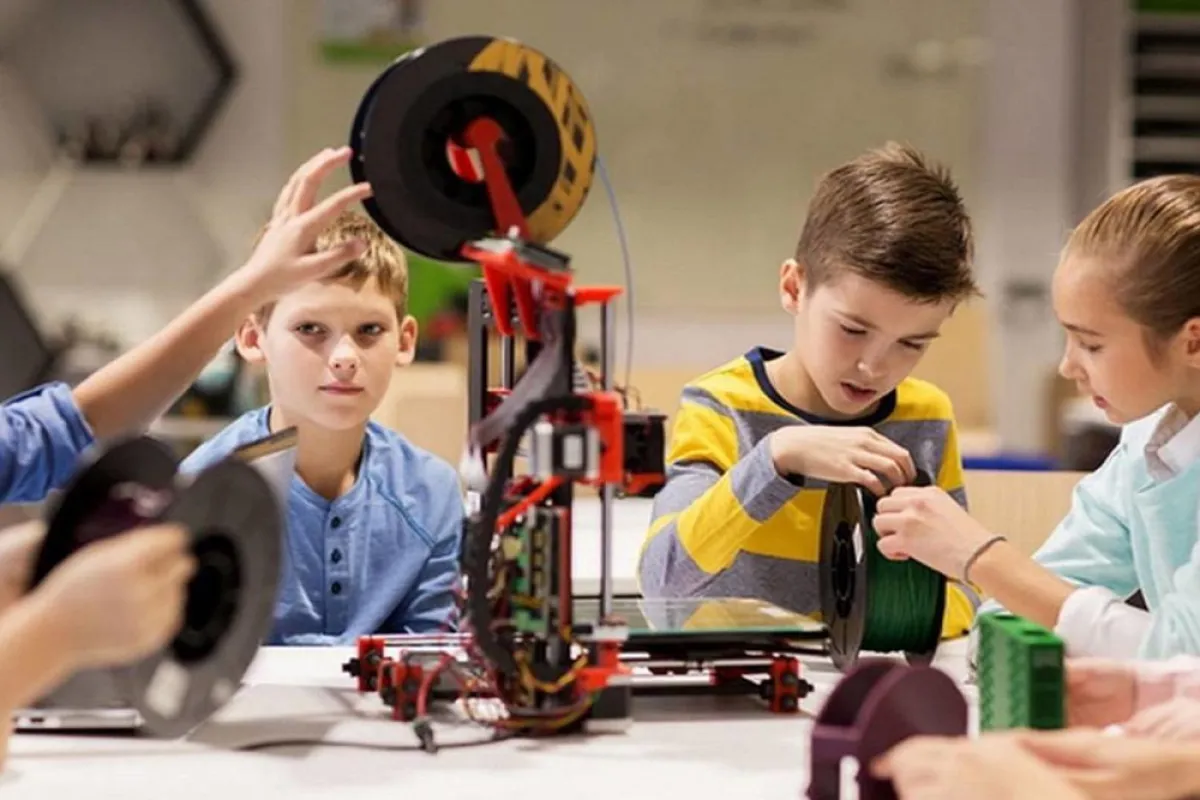 صورة لأطفال يلتفون حول الروبوت