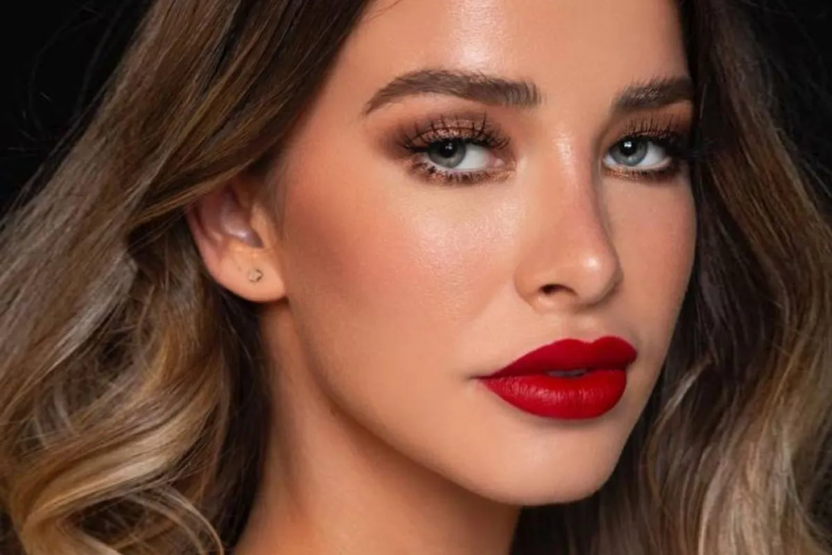 صيحات مكياج عيون برونزي مع أحمر الشفاه الأحمر