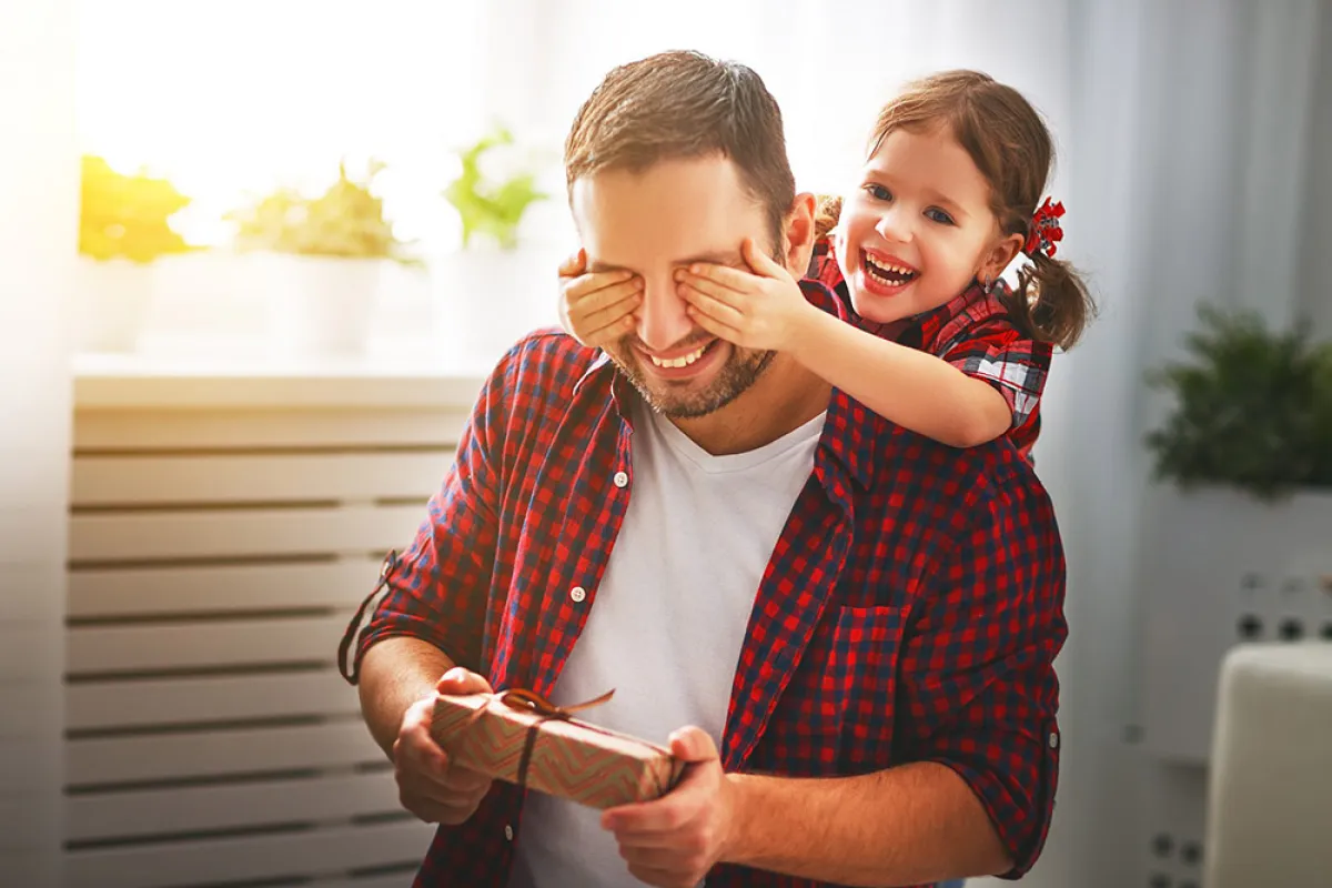 صورة لطفلة تلهو مع والدها