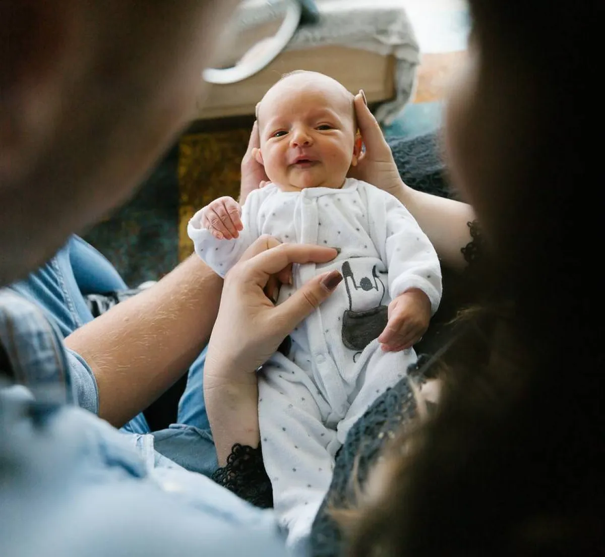 صورة لأبوين يراقبان طفلهما