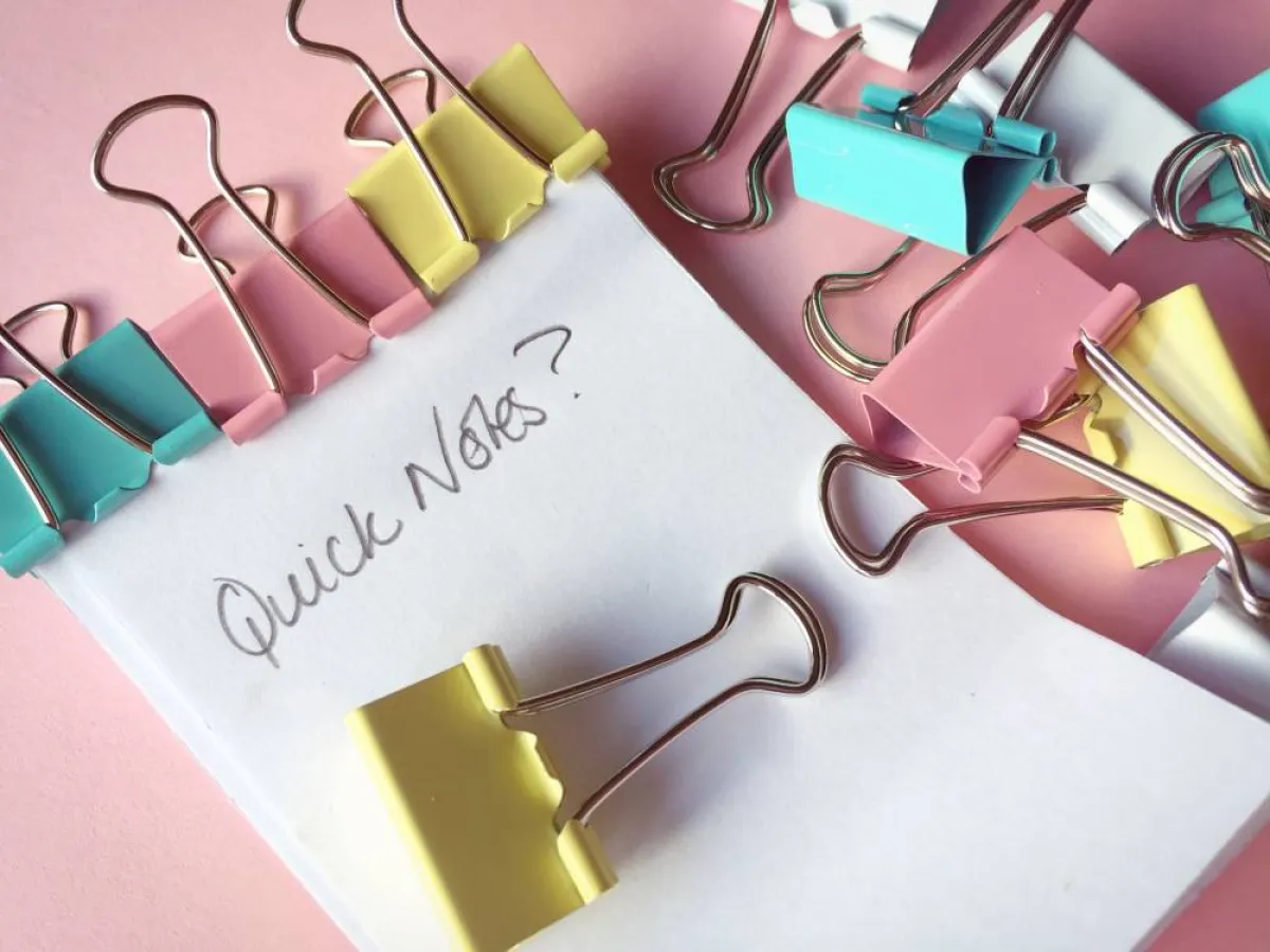 قد يختار البعض التدوين على الورق ملاحظاته